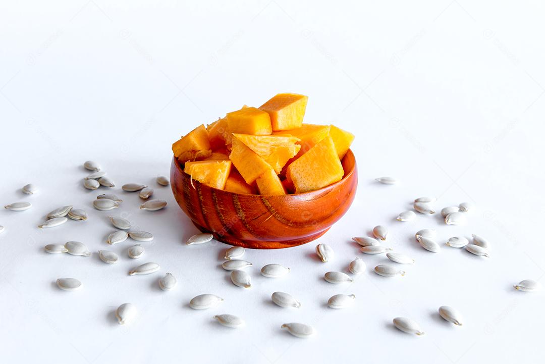 Pedaço de abóbora em fundo branco.