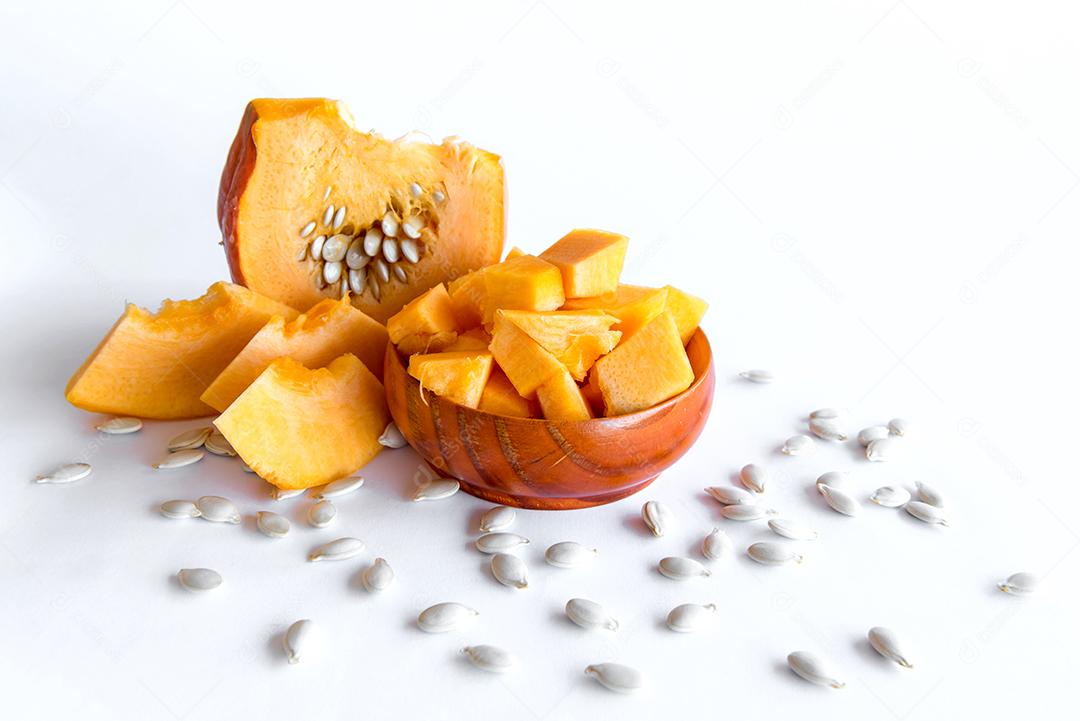 Pedaços de abóboras em fundo branco.