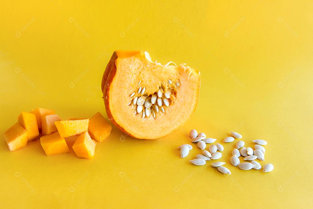 Pedaços de abóboras em fundo amarelo.