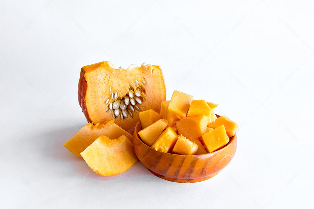 Pedaços de abóboras em fundo branco.