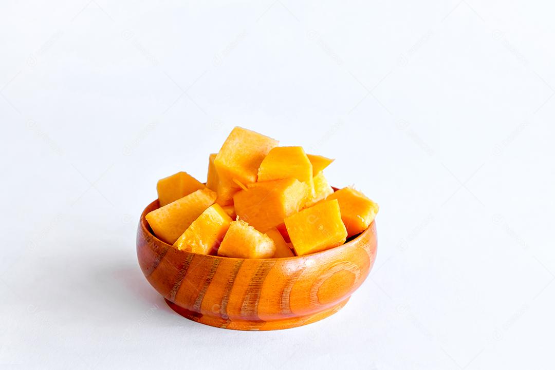 Pedaços de abóboras em fundo branco.