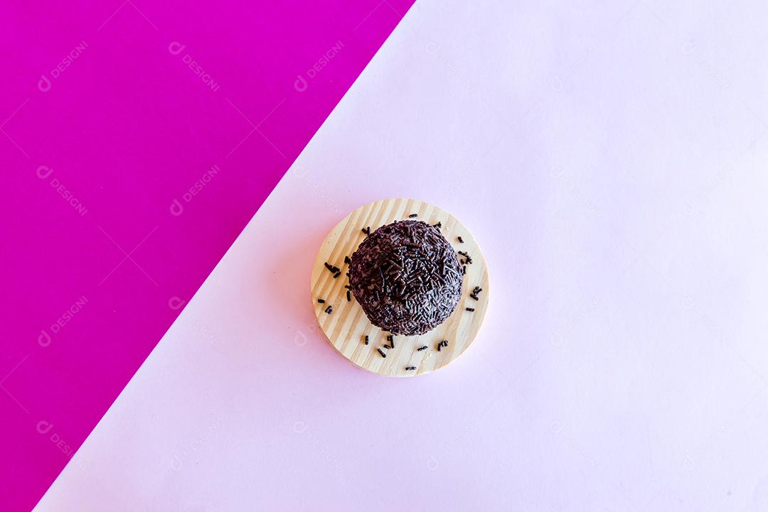 Doces de brigadeiro em fundo rosa. Vista do topo.