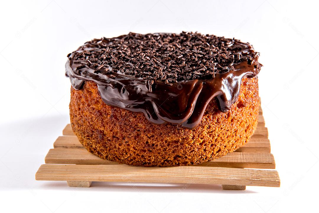 Bolo de cenoura com cobertura de chocolate. Bolo de cenoura brasileiro.