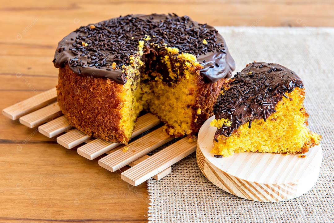 Bolo de cenoura com cobertura de chocolate. Bolo de cenoura brasileiro.