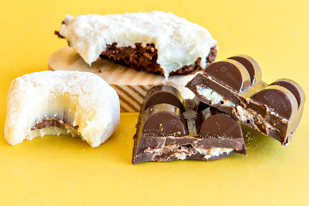 Barra de chocolate recheada em fundo amarelo.