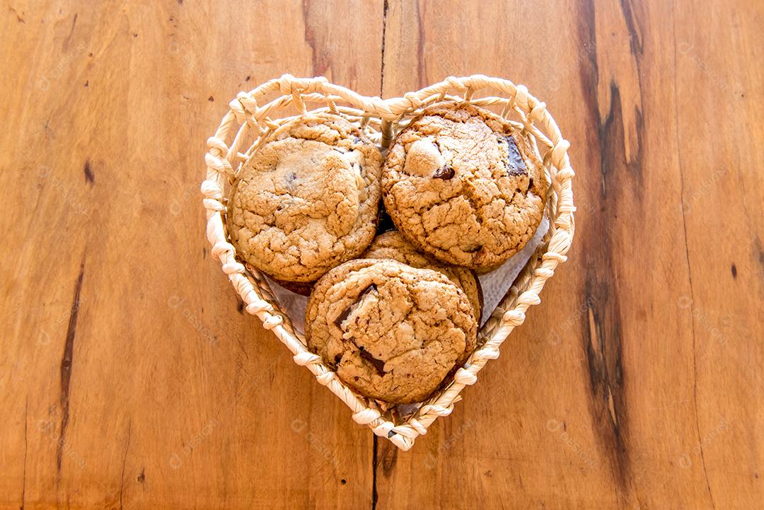 Biscoitos de chocolate na cesta de coração.