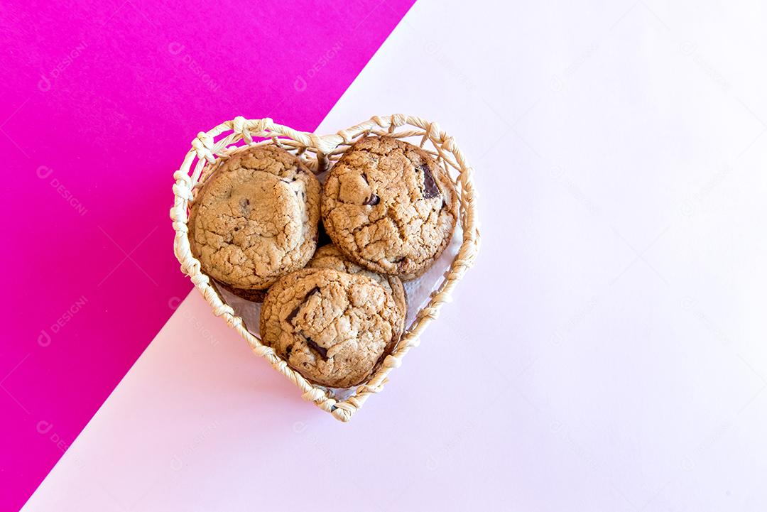 Biscoitos de chocolate na cesta de coração.