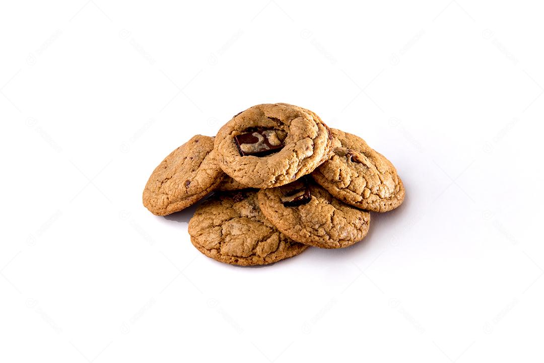 Biscoitos de chocolate em fundo branco.
