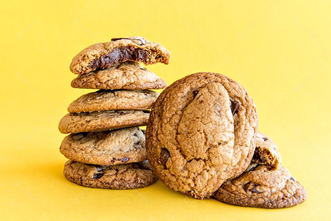 Biscoitos de chocolate em fundo amarelo.