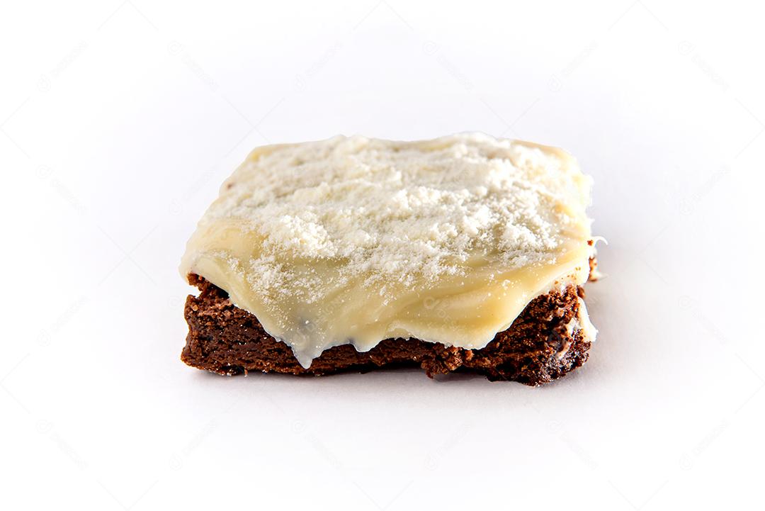 Brownie caseiro em fundo branco.