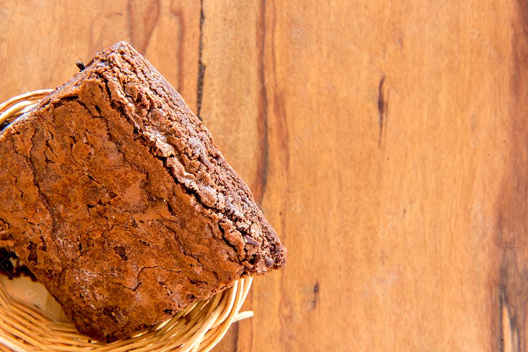 Brownie caseiro em fundo de madeira.