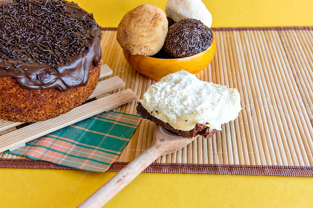 Doces na mesa. Bolo de chocolate, biscoitos e barra de chocolate.