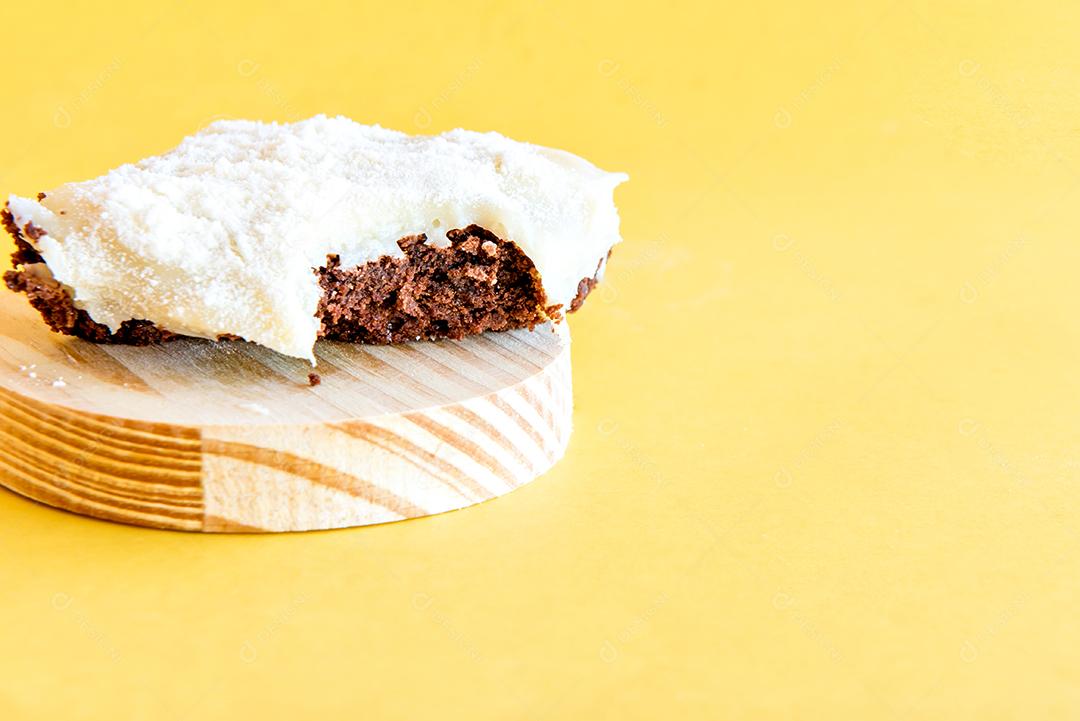 Brownie em fundo amarelo.