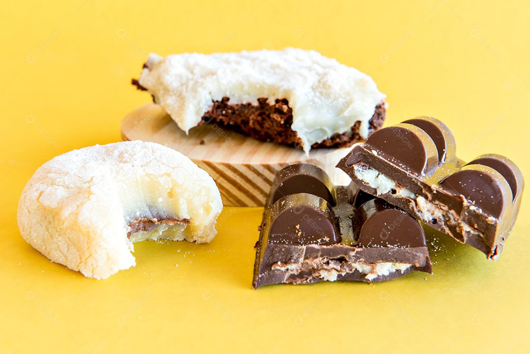 Brownie em fundo amarelo.