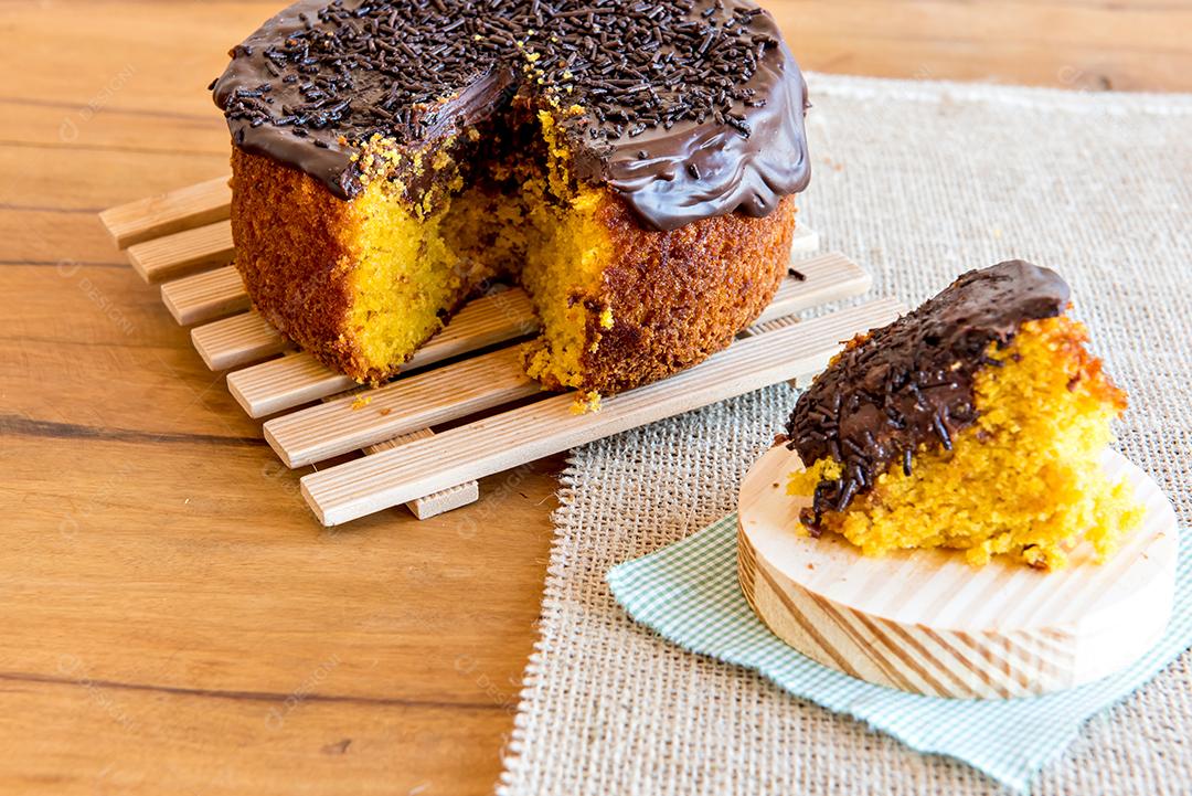 Bolo de cenoura com cobertura de chocolate. Bolo de cenoura brasileiro.