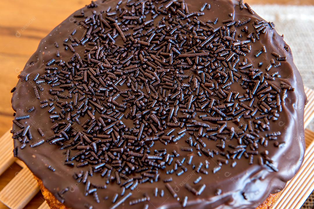 Bolo de cenoura com cobertura de chocolate. Bolo de cenoura brasileiro.