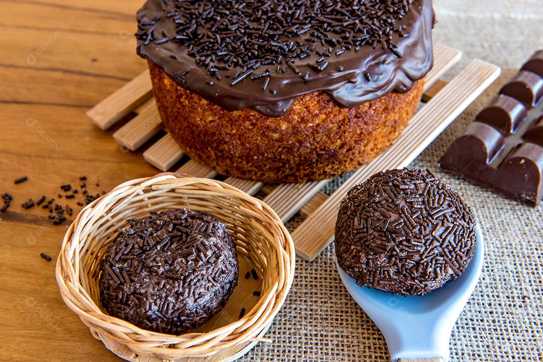 Bolo de cenoura com cobertura de chocolate. Bolo de cenoura brasileiro.