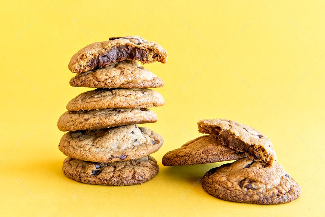 Biscoitos de chocolate em fundo amarelo .