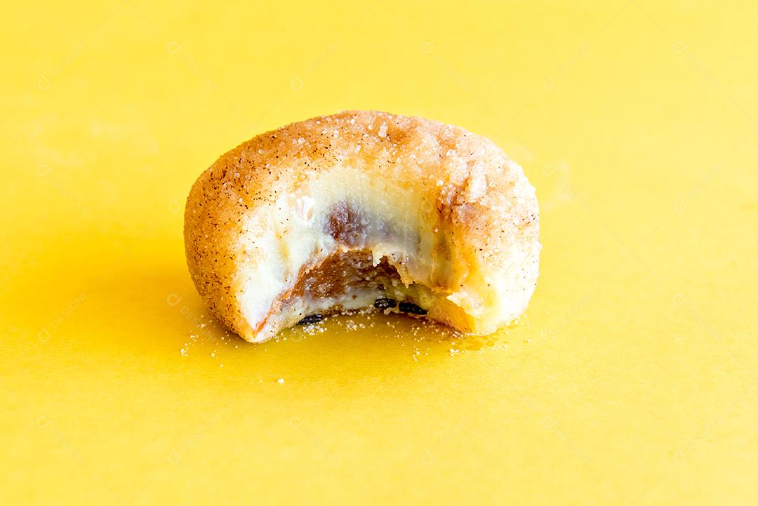 Queridinho de churros em fundo amarelo.