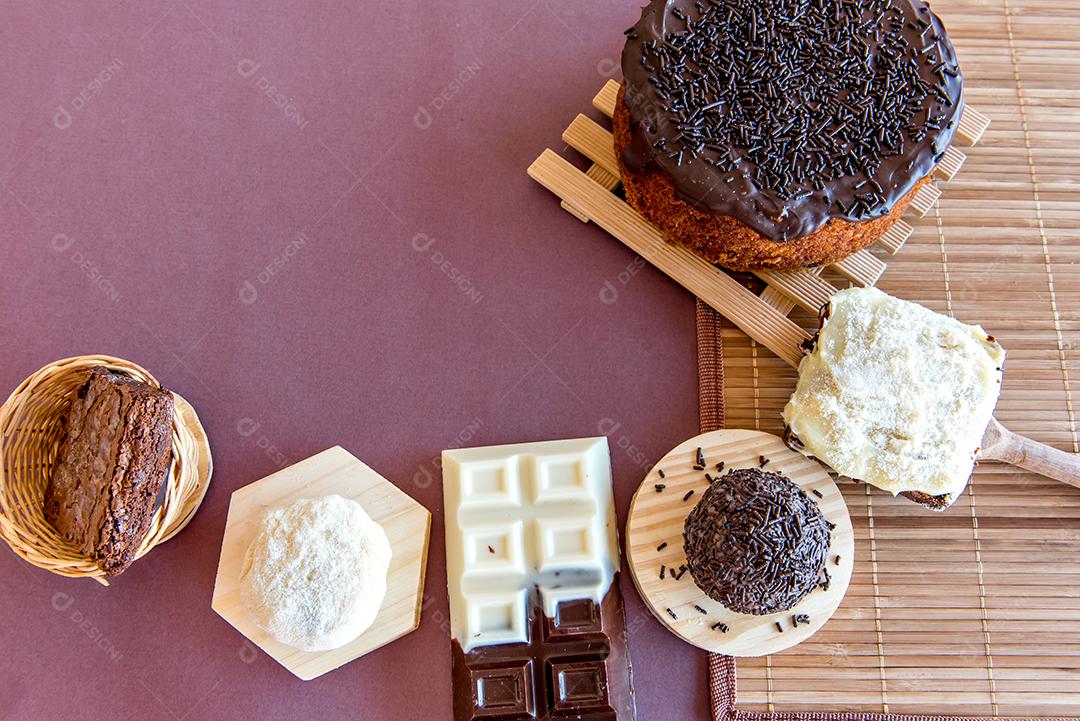 Doces na mesa. Bolo de chocolate, biscoitos, brownie e chocolate