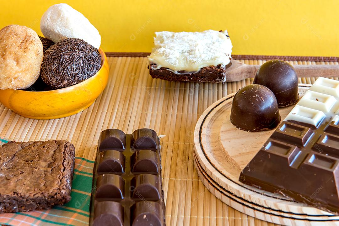 Doces na mesa. Bolo de chocolate, biscoitos, brownie e chocolate