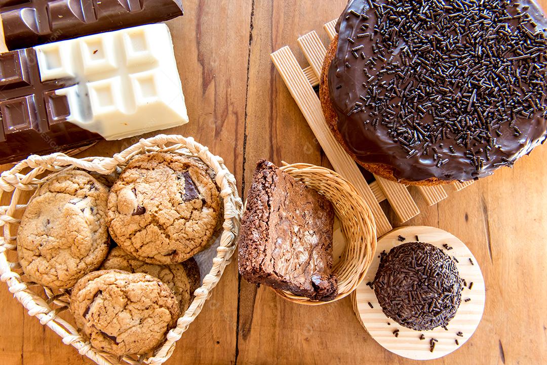 Doces na mesa. Bolo de chocolate, biscoitos, brownie e chocolate