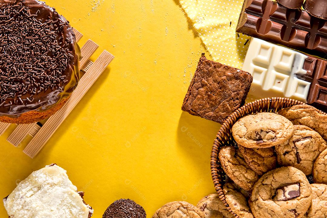 Doces na mesa. Bolo de chocolate, biscoitos, brownie e chocolate