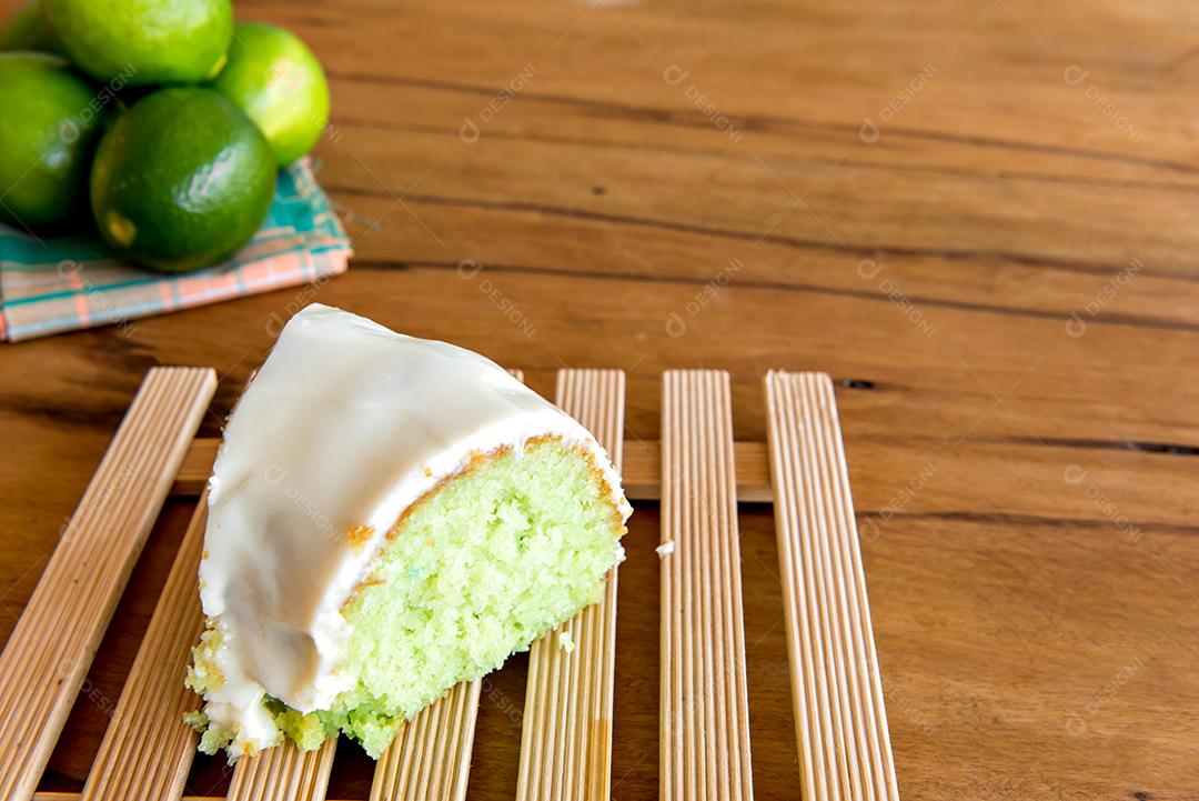Bolo de limão com fatias de limão em fundo de madeira