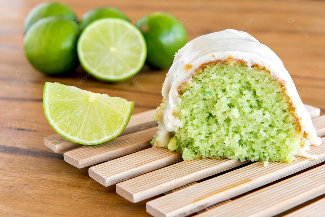 Bolo de limão com fatias de limão em fundo de madeira