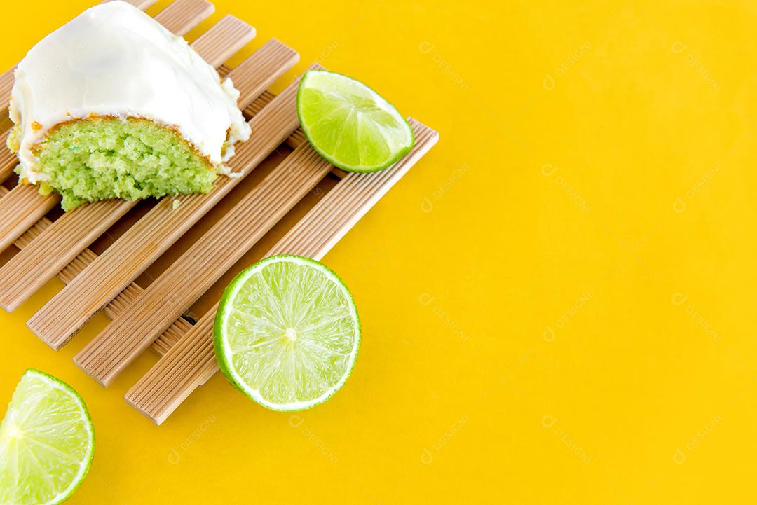 Bolo de limão com fatias de limão em fundo amarelo