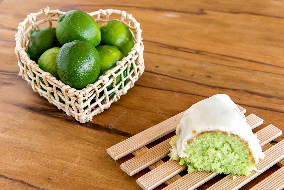 Bolo de limão com fatias de limão em fundo de madeira