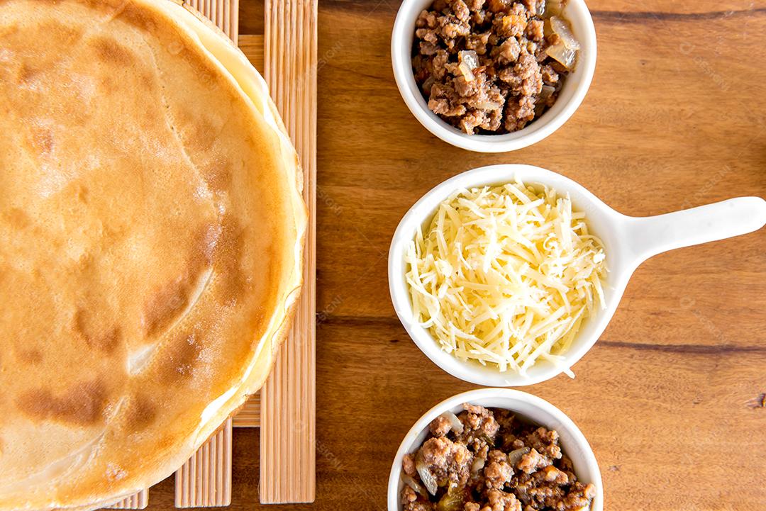 Panqueca de carne, panqueca típica brasileira, queijo e carne