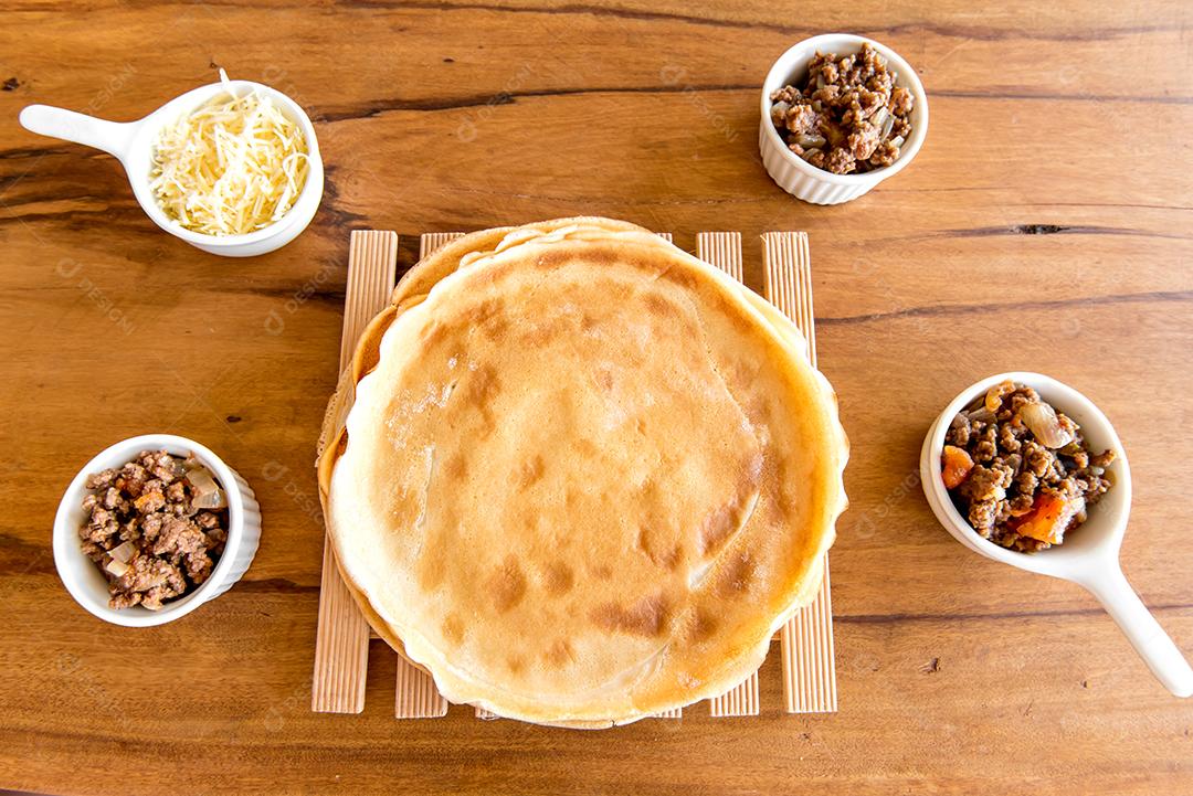 Panqueca de carne, panqueca típica brasileira, queijo e carne