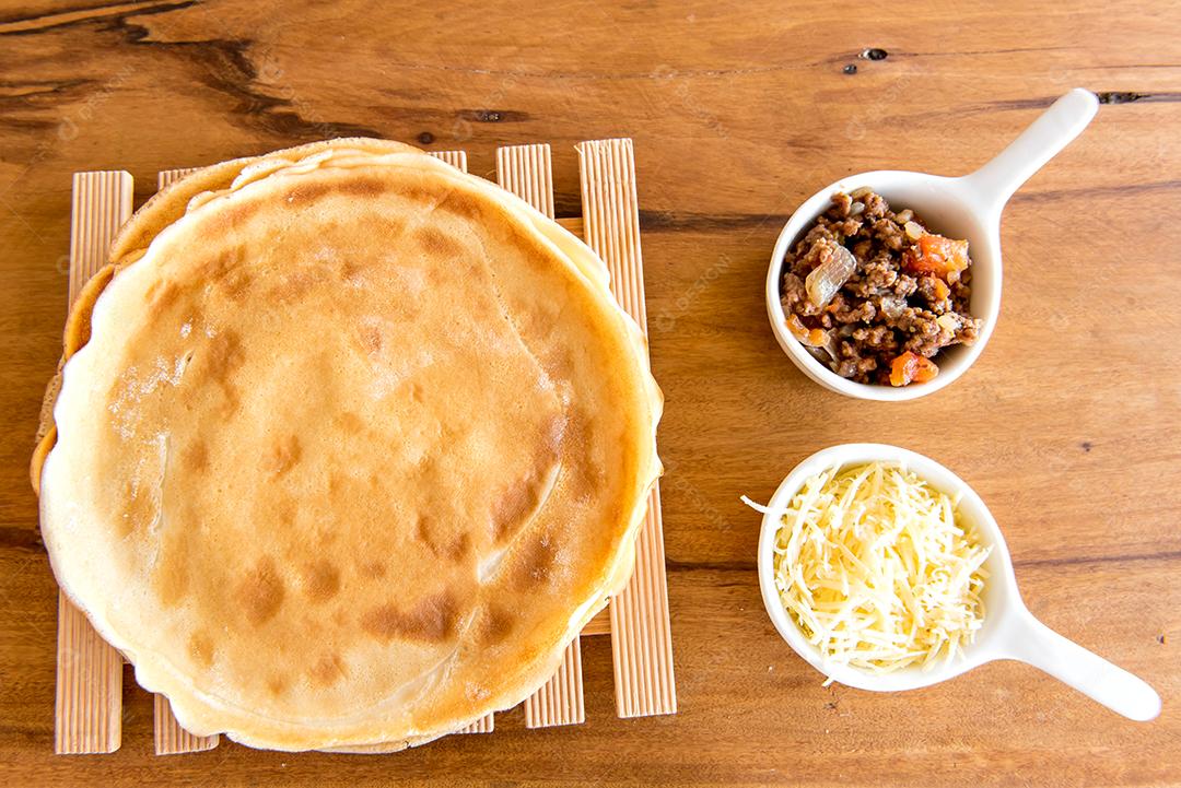 Panqueca de carne, panqueca típica brasileira, queijo e carne