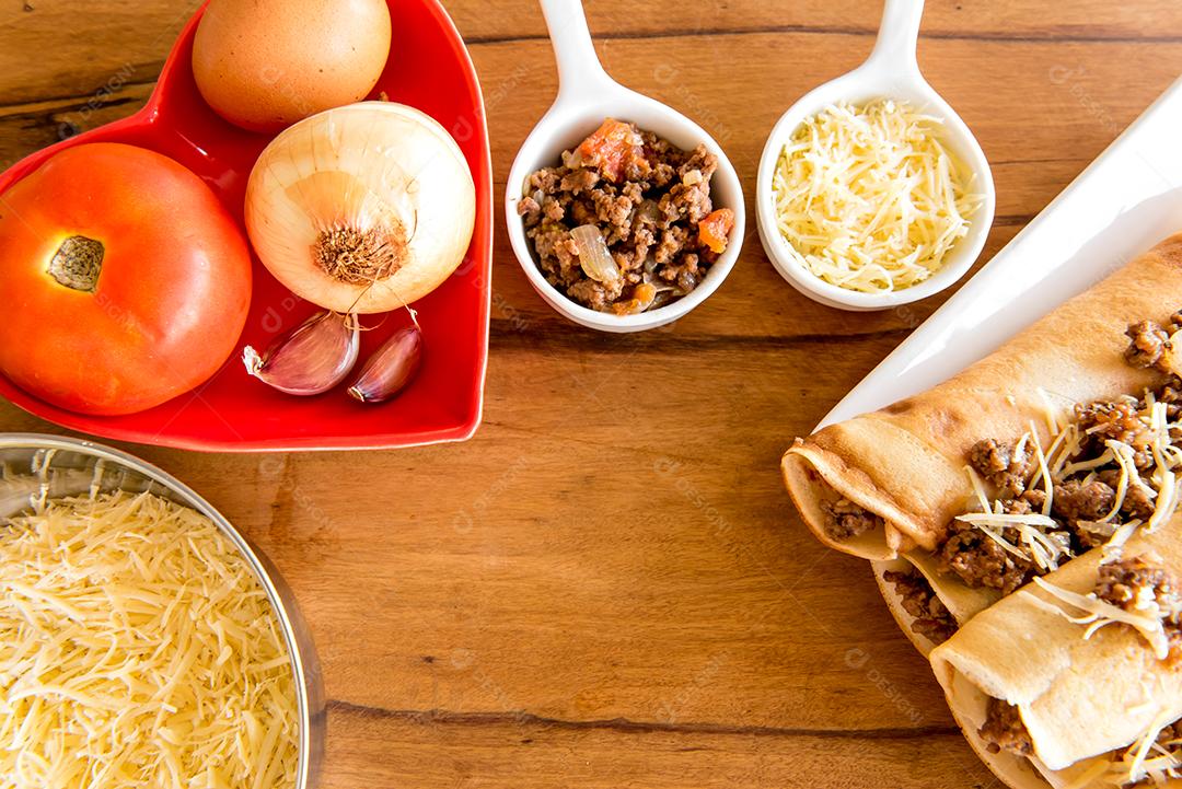 Panqueca de carne, panqueca típica brasileira, queijo e carne