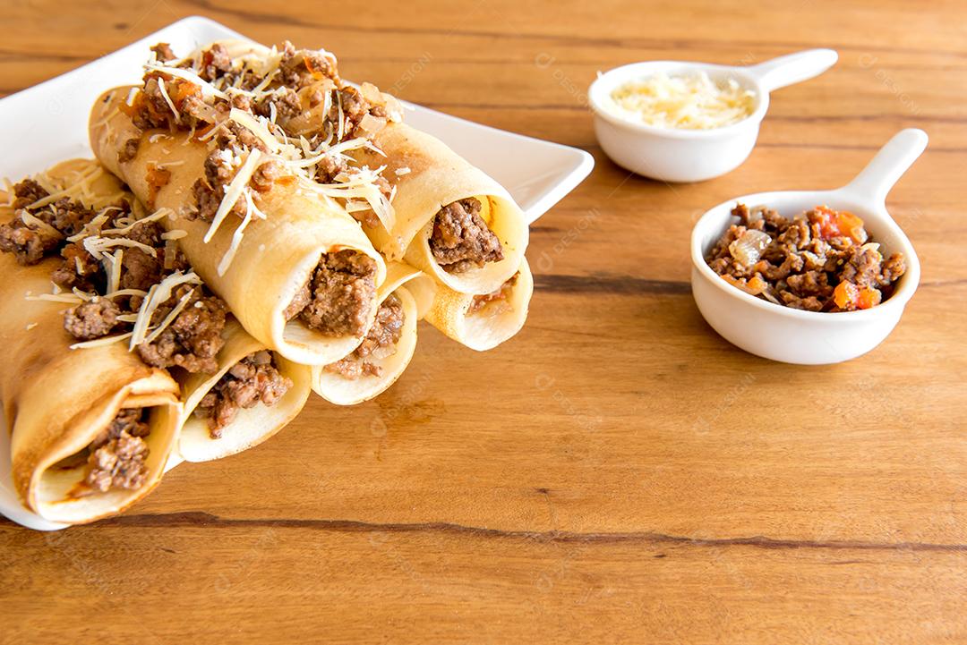 Panqueca de carne, panqueca típica brasileira, queijo e carne