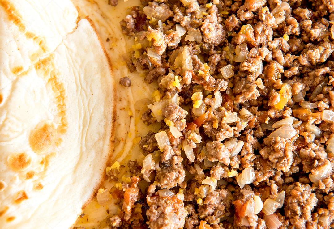 Panqueca de carne, panqueca típica brasileira, queijo e carne