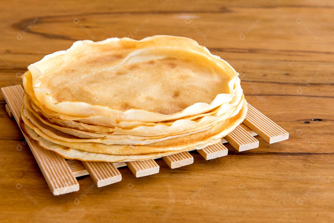 Panquecas, panquecas brasileiras típicas na mesa de madeira