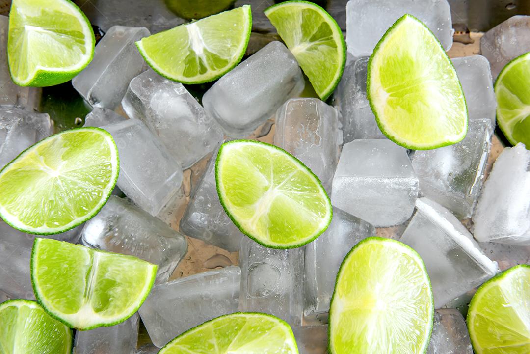 Limões fatiados e fundo de textura de gelo.