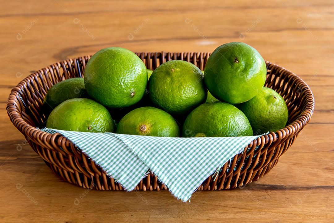 Limões em uma mesa de madeira, frutas cítricas.
