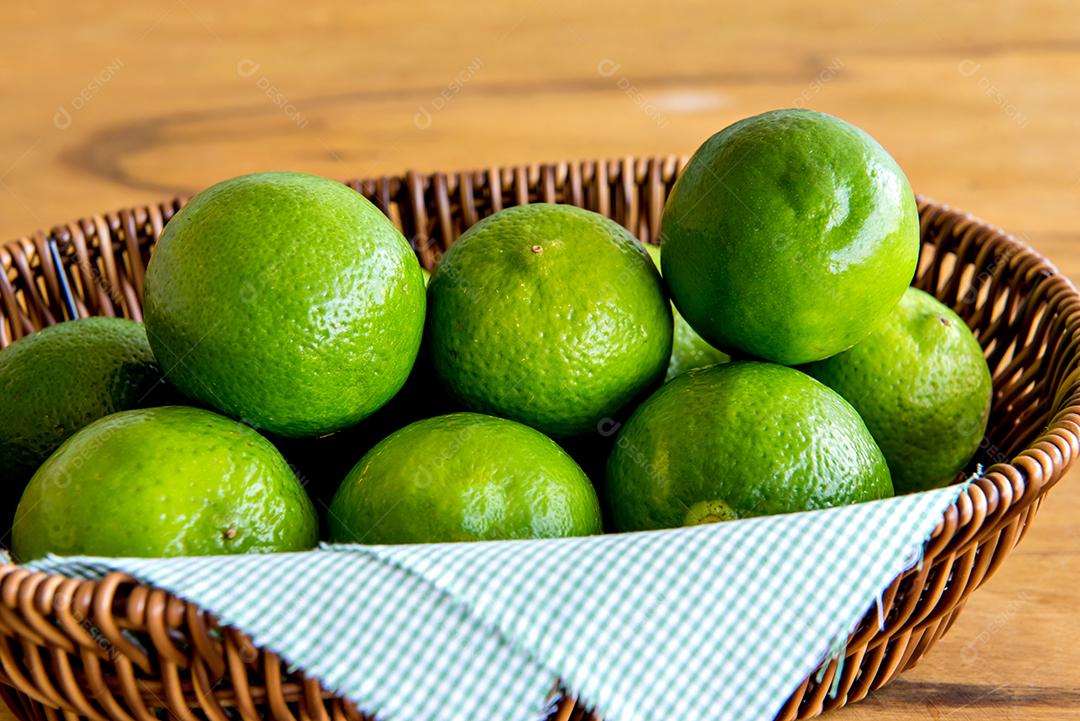 Limões em uma mesa de madeira, frutas cítricas.