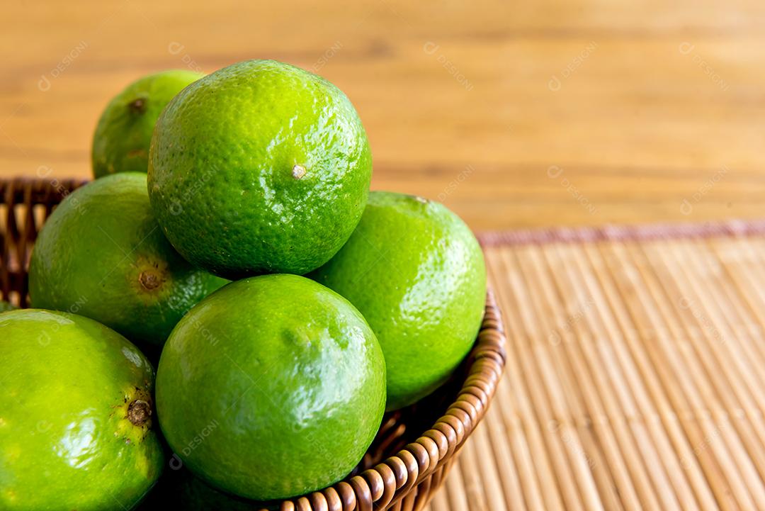 Limões em uma mesa de madeira, frutas cítricas.