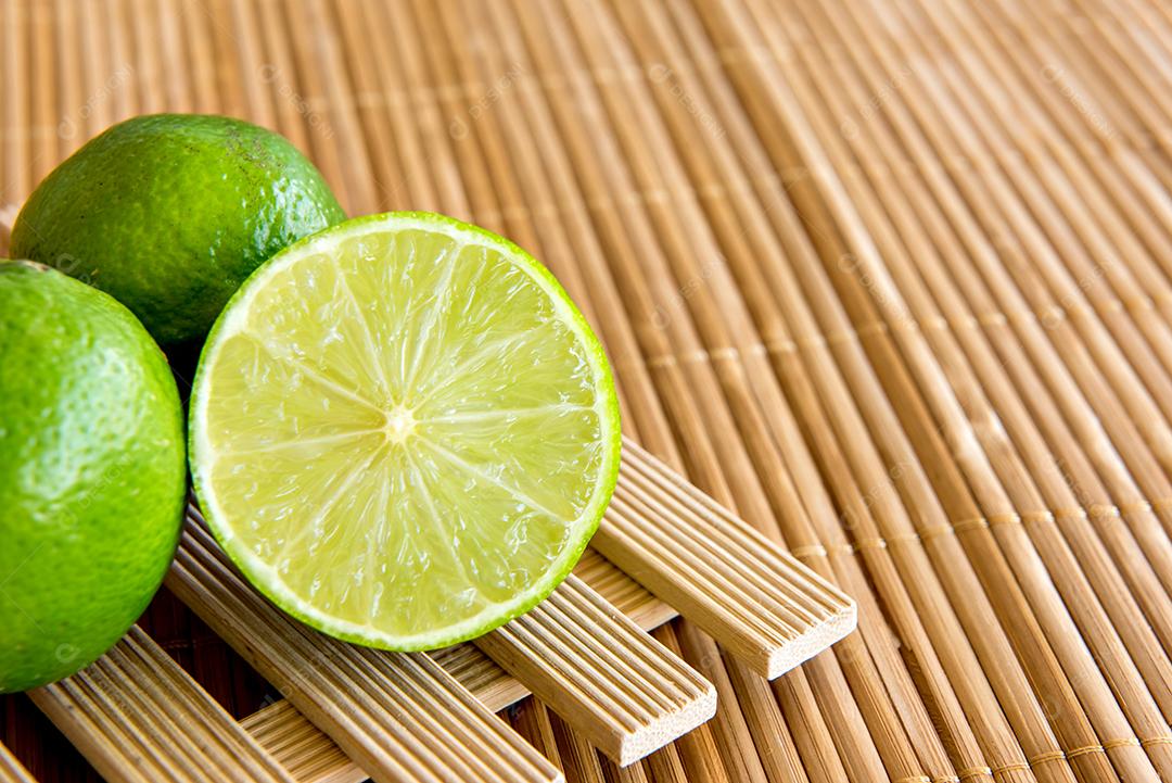 Limões em uma mesa de madeira, frutas cítricas.