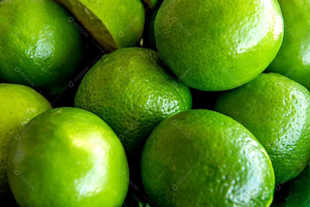 Limões em uma mesa de madeira, frutas cítricas.