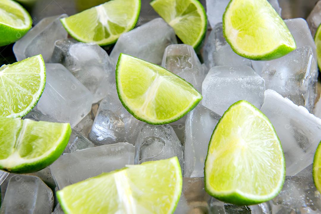 Limões fatiados e fundo de textura de gelo.