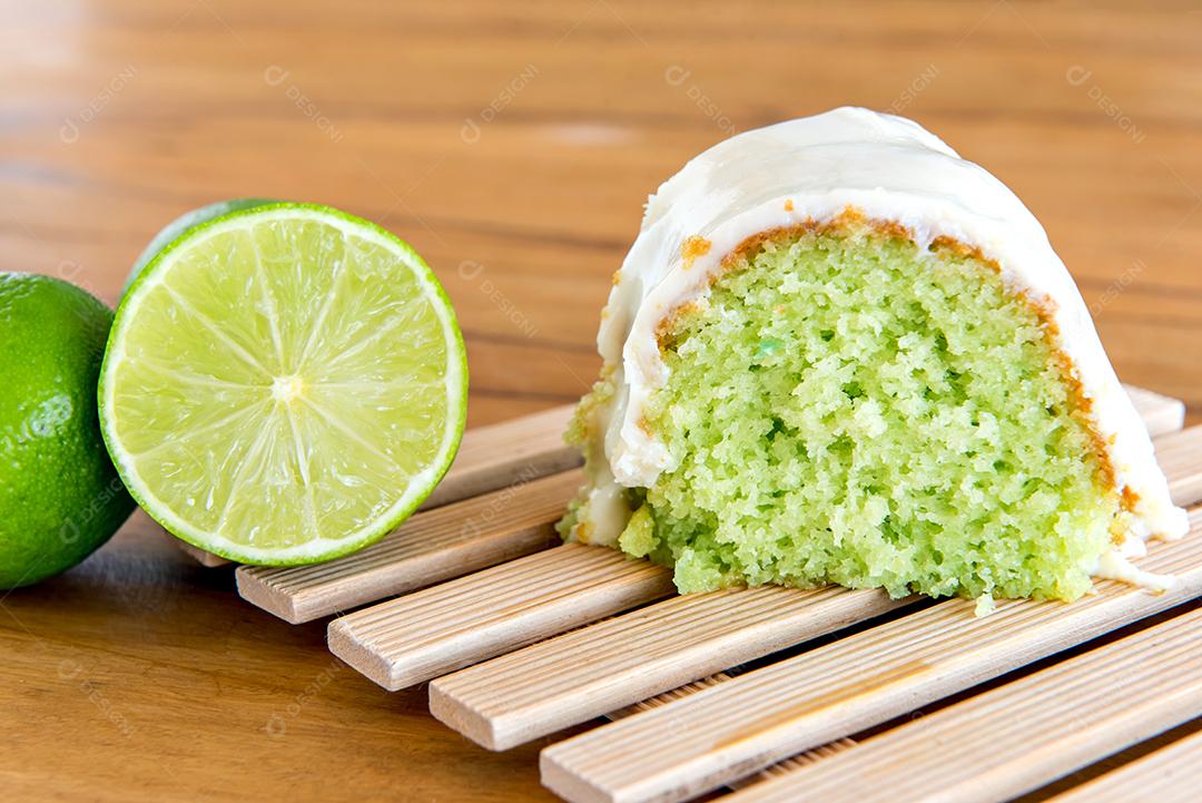 Bolo de limão em fundo de madeira.