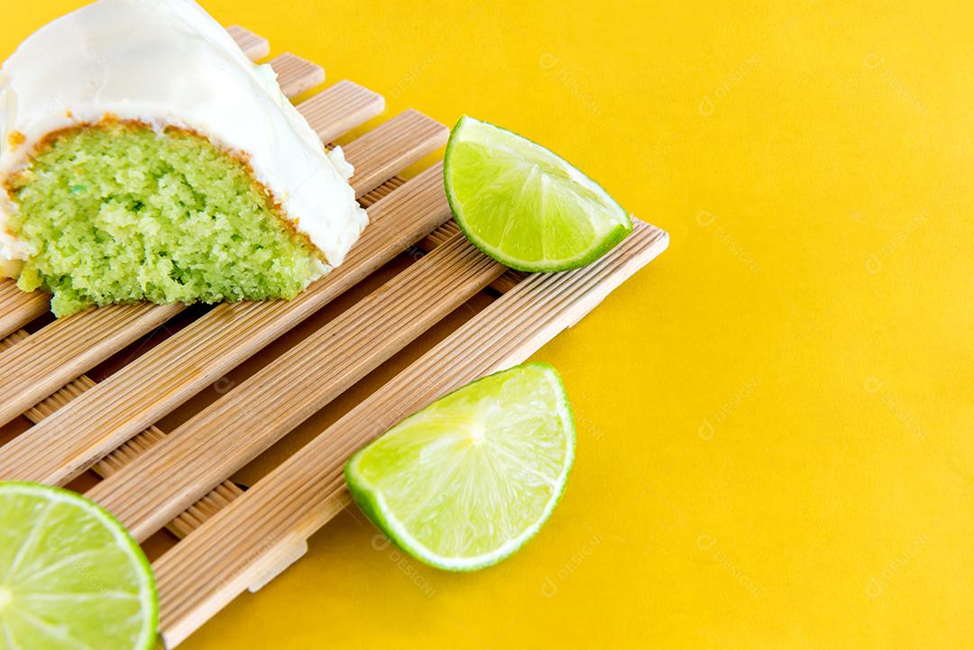 Bolo de limão em fundo amarelo.