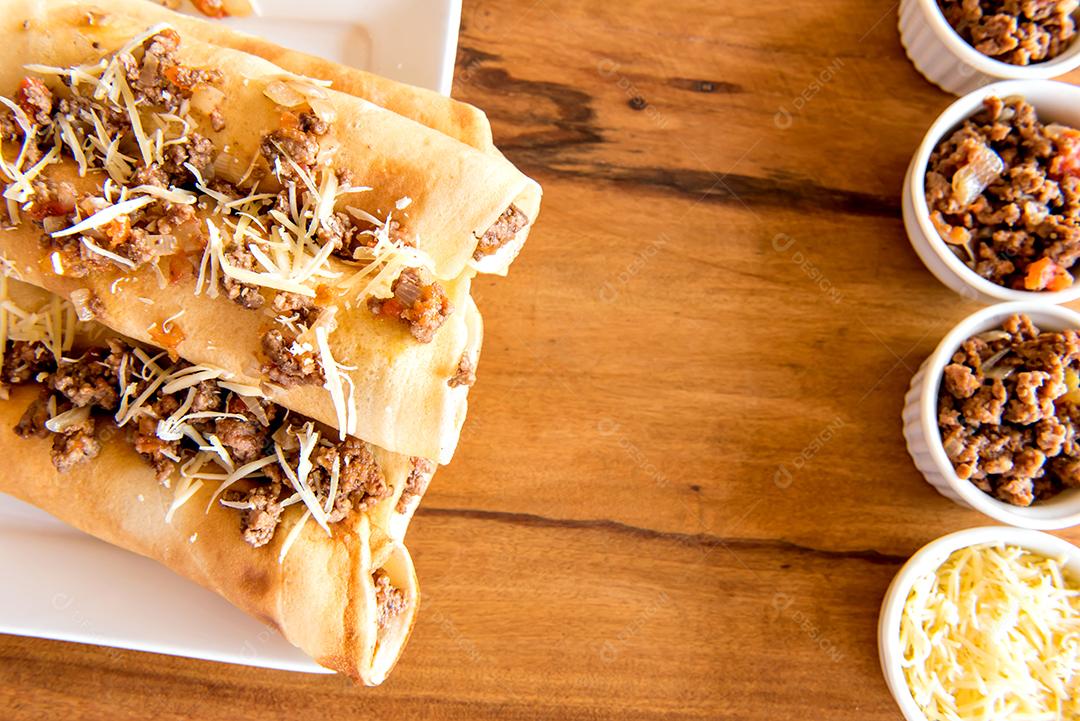 Panqueca de carne, panqueca típica brasileira, queijo e carne