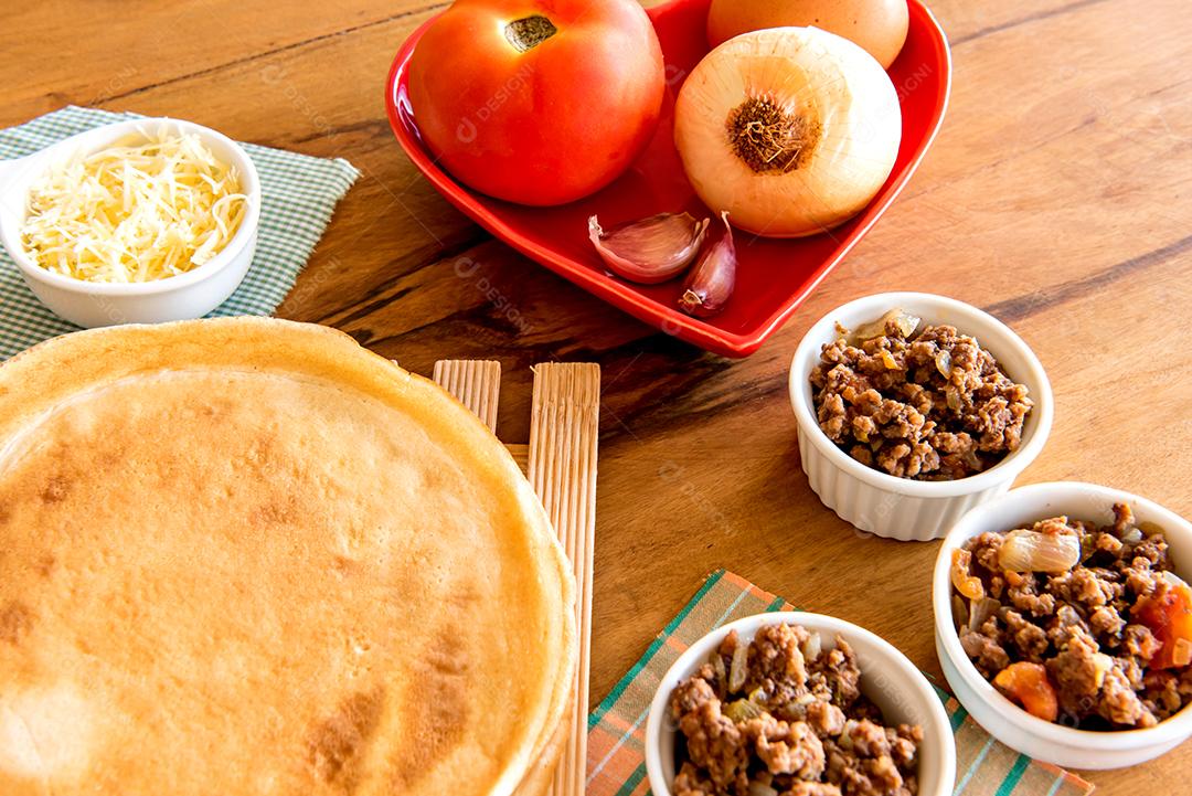 Panqueca de carne, panqueca típica brasileira, queijo e carne