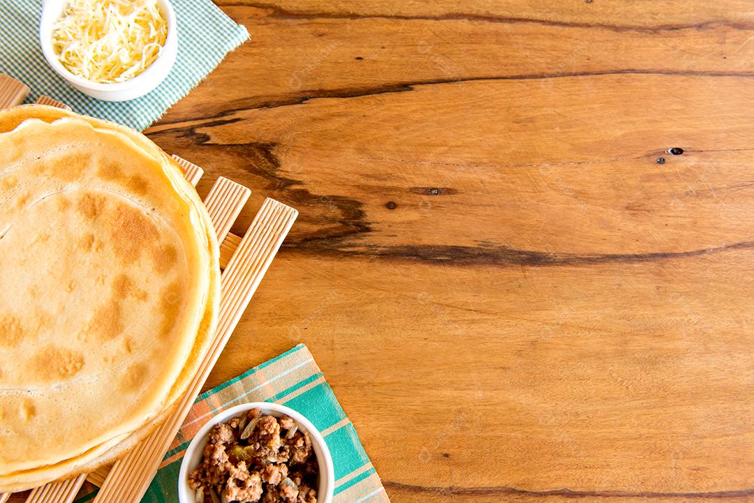 Panqueca de carne, panqueca típica brasileira, queijo e carne